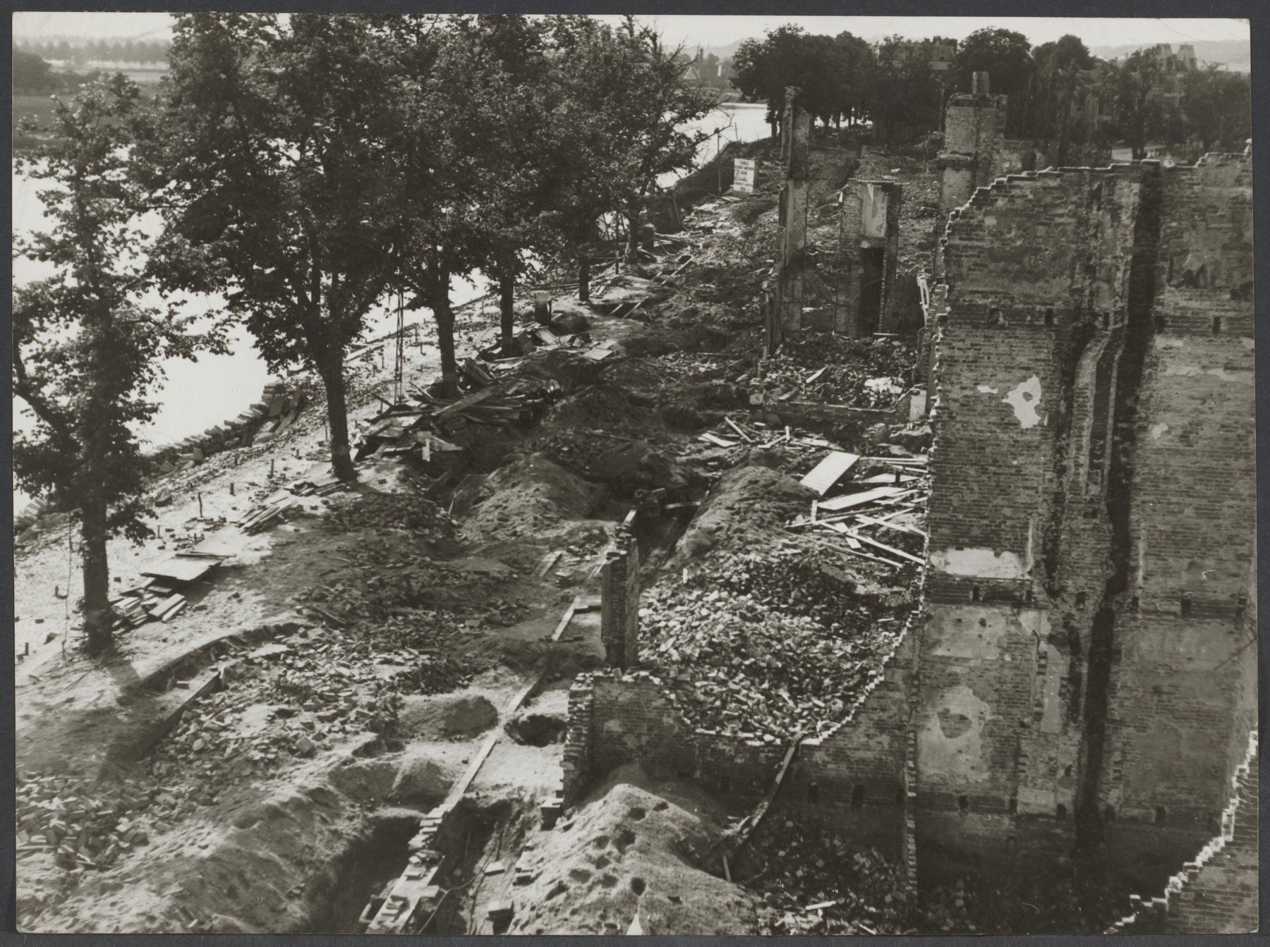 Verwoeste Rijnkade in Arnhem in 1945